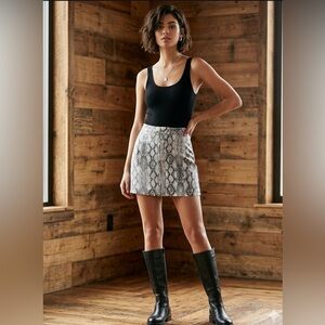 Snake print zip up mini skirt w/ zipper on front, made from stretchy mat…